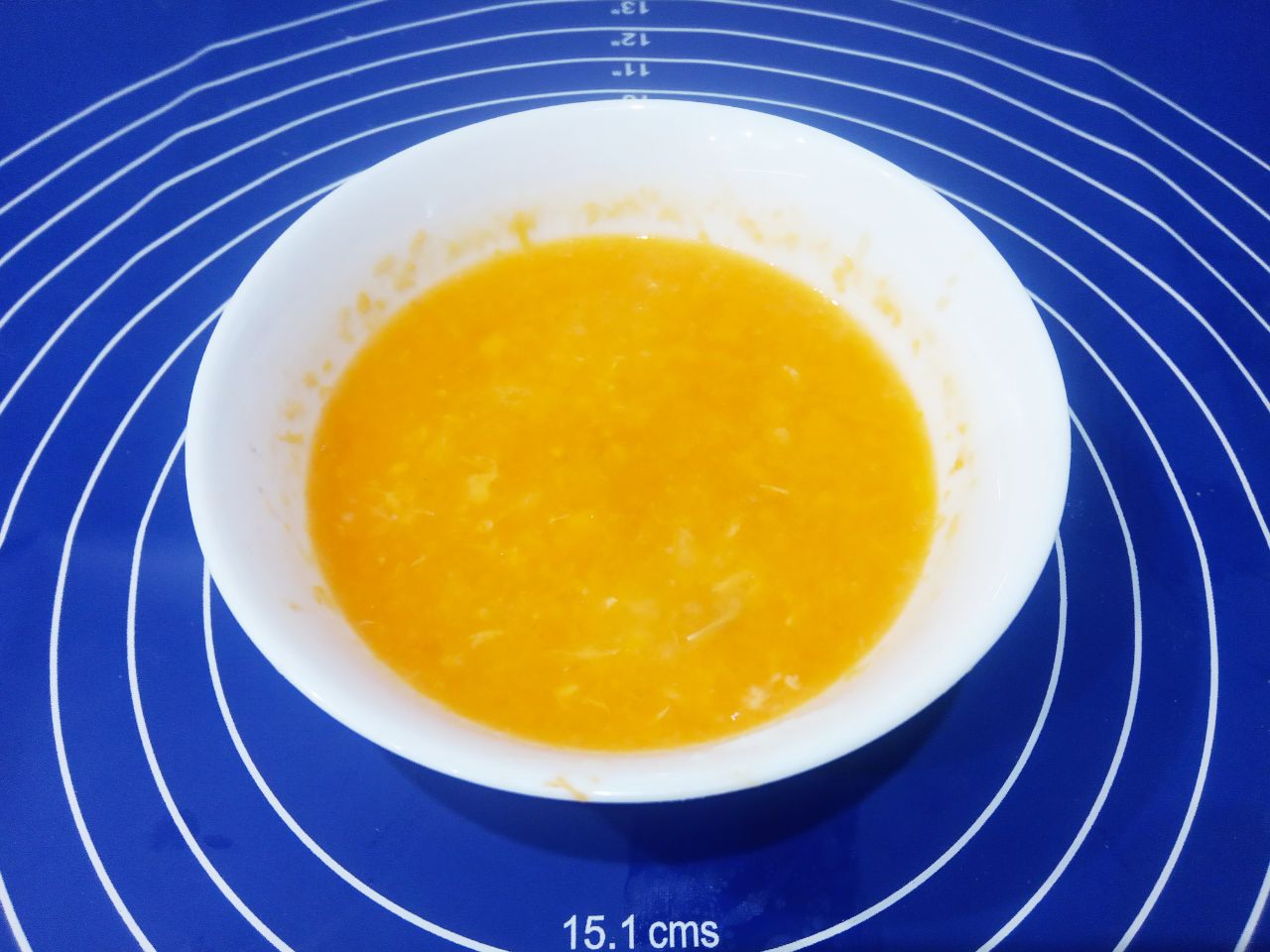 Домашние мандариновые коржики, мягкие и рассыпчатые: Добавляем растительное масло и мандариновую цедру, размешиваем.