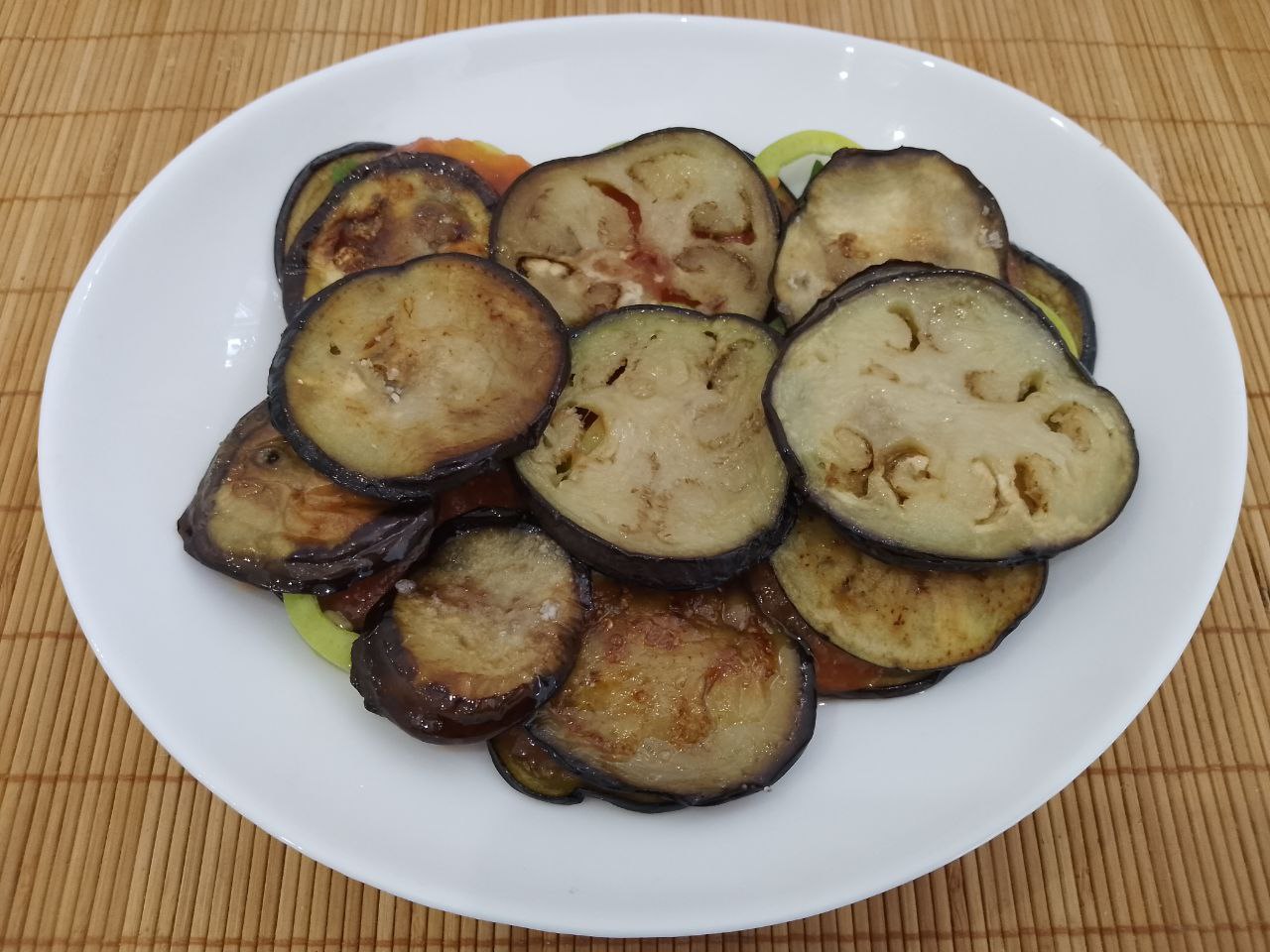 Салат из жареных баклажанов, помидоров, перца, чеснока и зелени, вкусный и аппетитный: Продолжаем чередование баклажанов, чеснока, зелени, перца и заливаем протертыми помидорами.