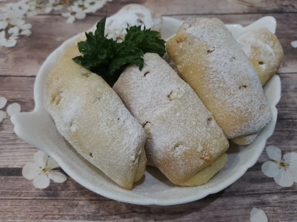 Песочное и рассыпчатое печенье, с начинкой из творога и изюма