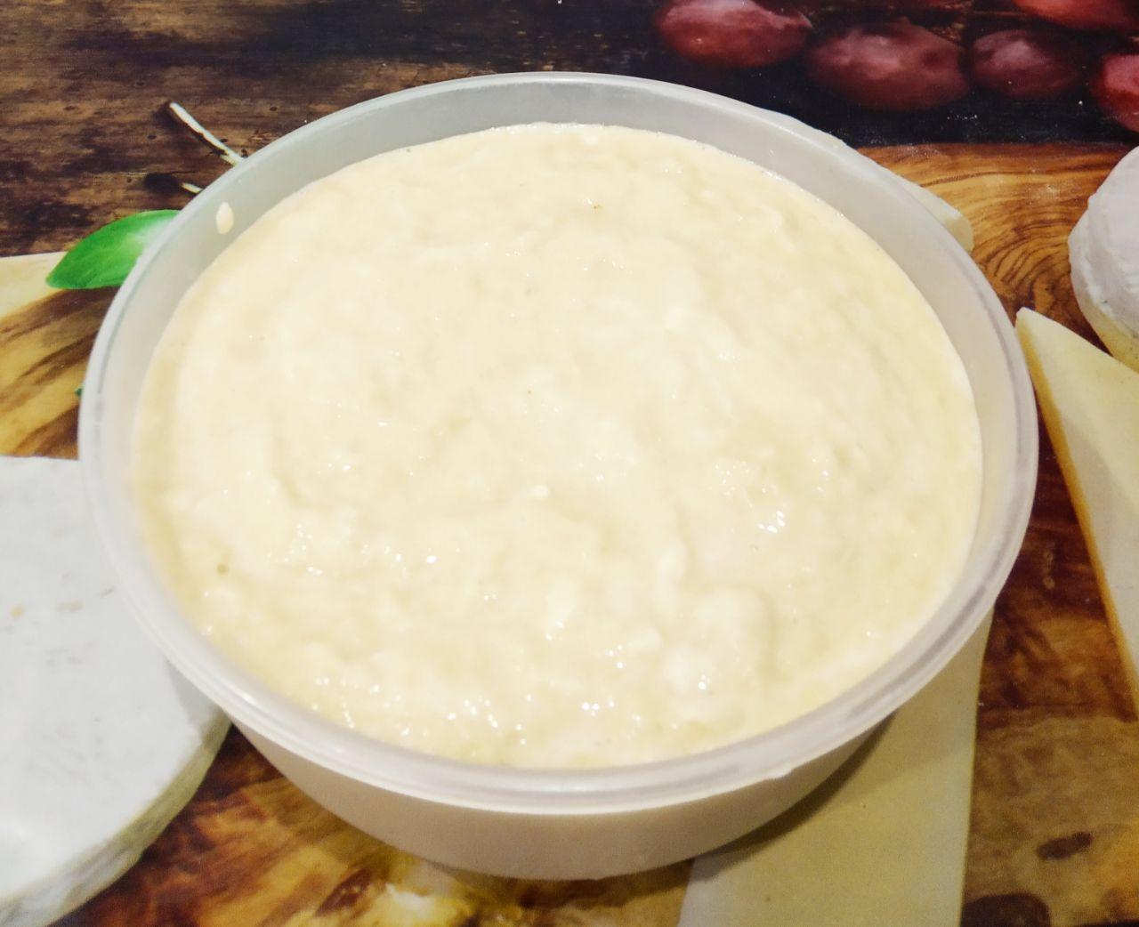 Вкусный и аппетитный завтрак, драники со свиным фаршем: В чашу с тёртым картофелем кладем половину измельченного лука, чеснок, яйцо, соль и перец по вкусу.