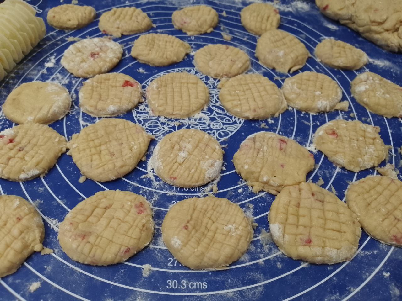Домашнее песочное печенье с клубникой: Круглой формой вырезаем печенье и разрезаем треугольниками или по своему усмотрению.