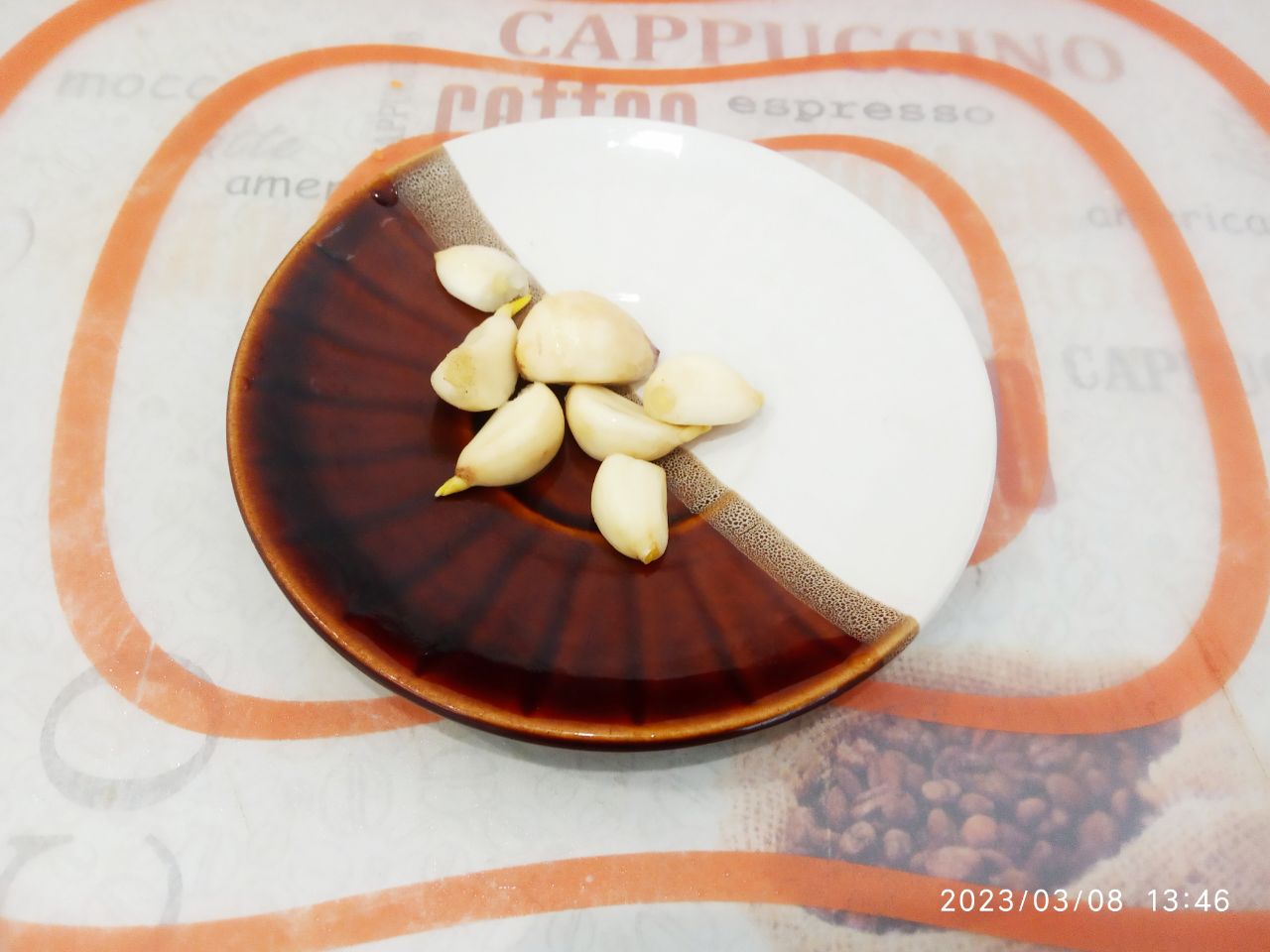 Бутерброды с куриным паштетом, вкусно и сытно: Чеснок очищаем, промываем и пропускаем через чесночницу.