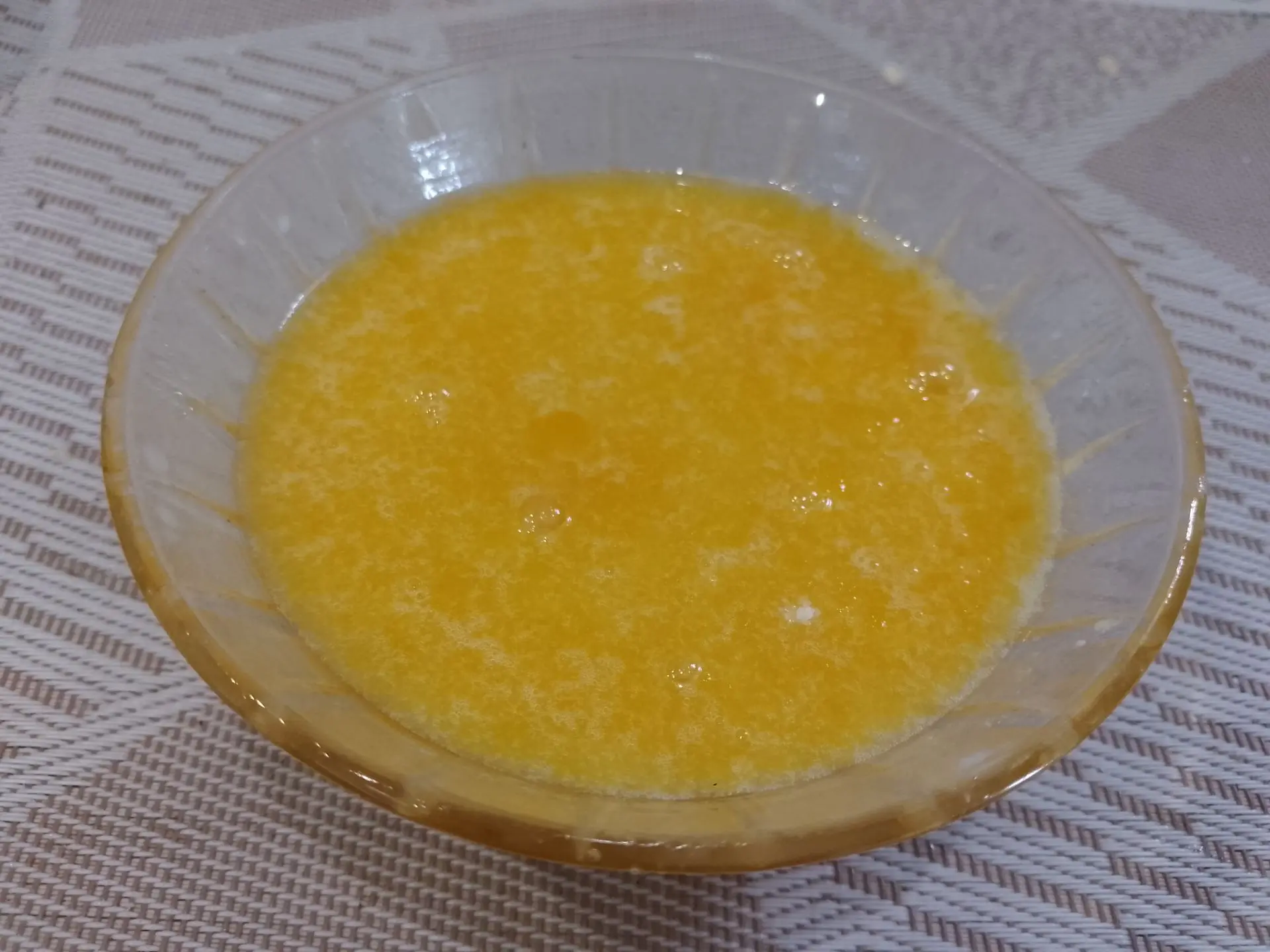Песочный пирог с начинкой из творога, взбитых белков и ягод клубники: В желтки добавляем сахар и растираем.