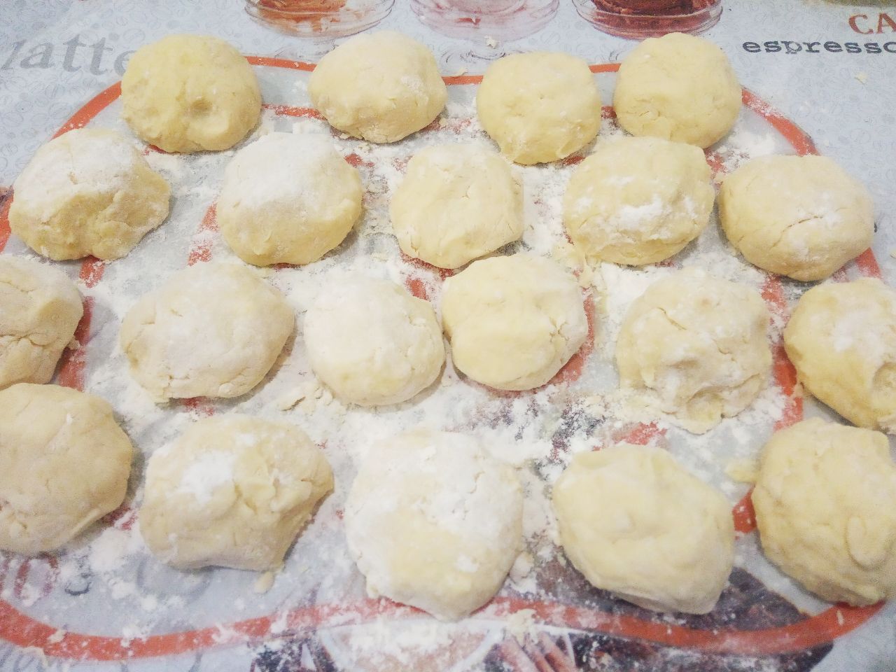 Картофельные гнёзда с мясной начинкой, сладким перцем и сыром: Картофельное тесто выкладываем на рабочую поверхность и разделяем на 20 колобков.