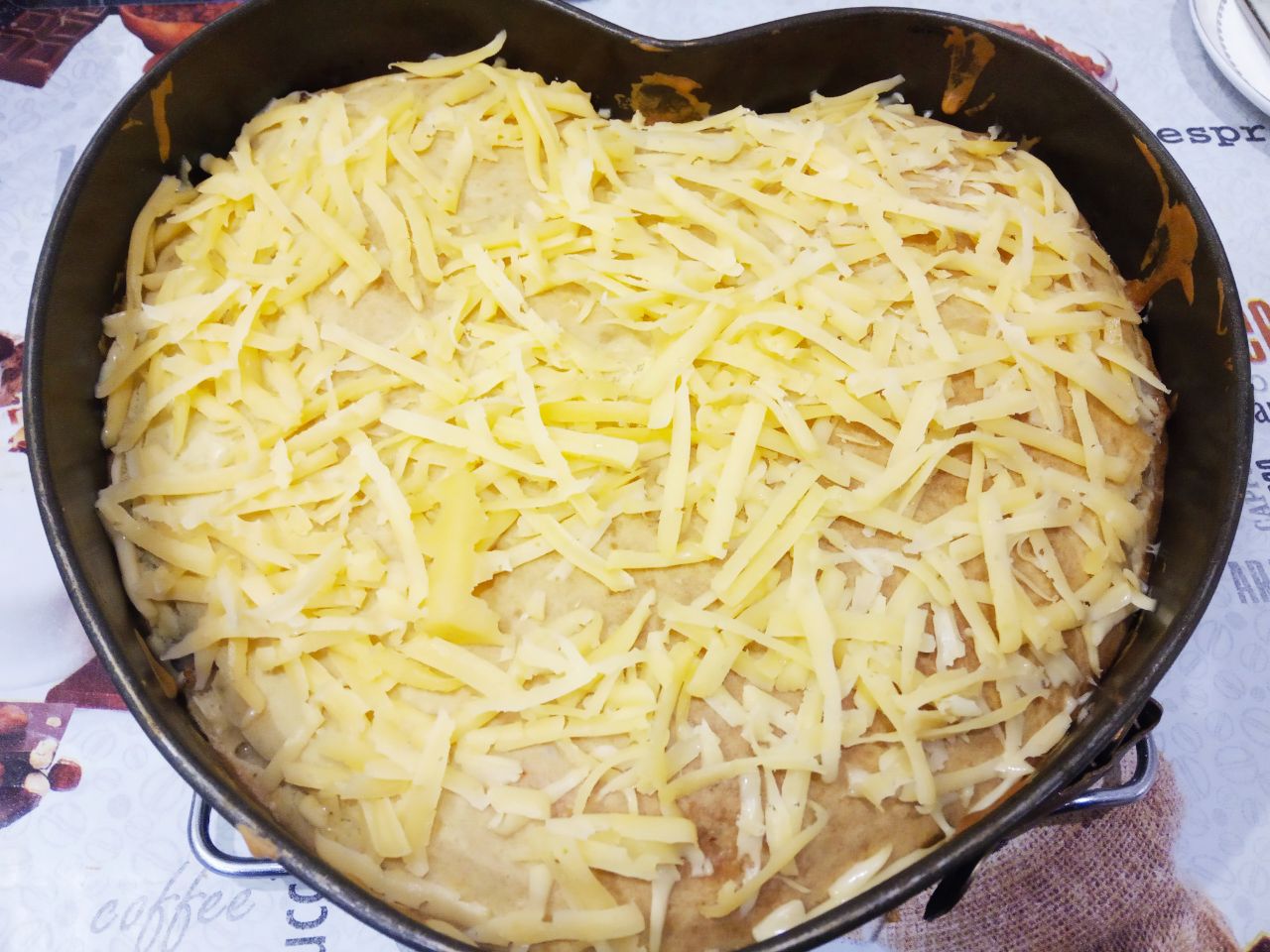Простой рецепт пирога на молоке и растительном масле, с фаршем и сыром, в духовке: Испеченный пирог достаем из духовки и посыпаем тертым сыром.