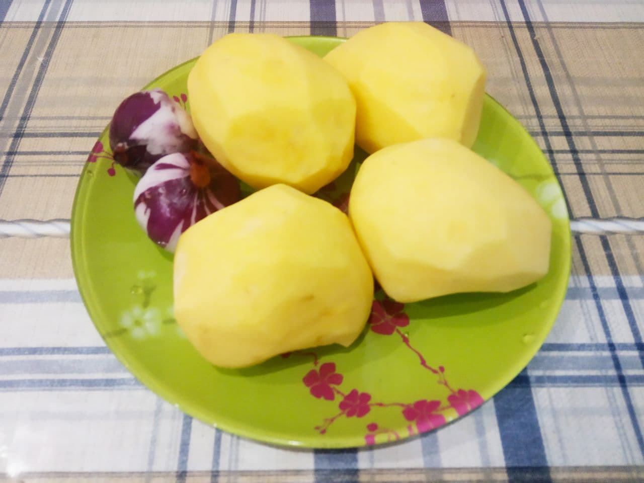 Оладьи из натертого сырого картофеля с фаршем и луком, вкусно и сытно: Картофель очищаем от кожуры, промываем, просушиваем и натираем на мелкой терке.