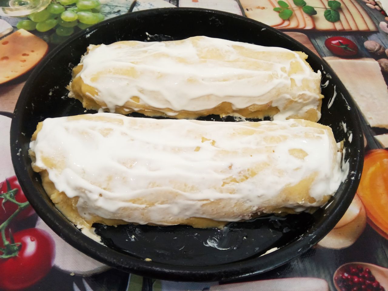 Картофельный рулет с мясной начинкой, запеченный в духовке: Рулет смазываем сметаной и ставим в духовку для запекания. Запекаем до появления золотистой корочки, примерно