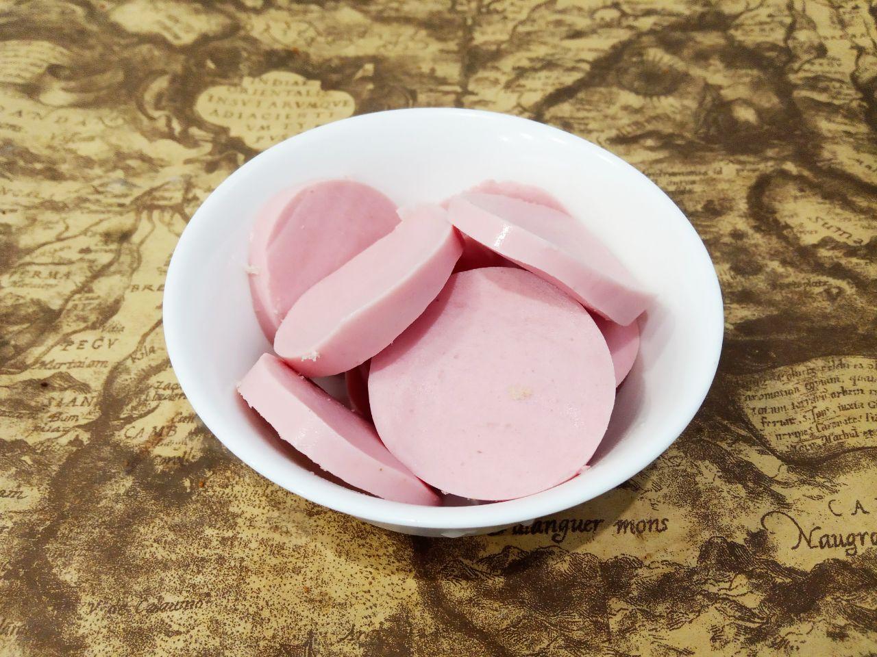 Вкусные и аппетитные горячие бутерброды с сыром и помидорами: Колбасу разрезаем на ломтики.