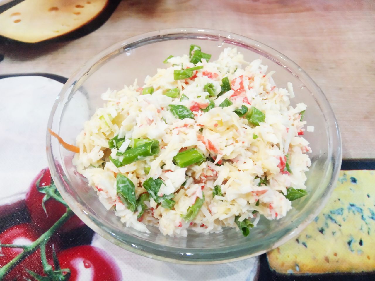 Закуска из яичных блинов с начинкой, просто и вкусно: Соединяем яйца, лук, крабовые палочки, тертый сыр и чеснок. Добавляем соль и майонез по вкусу, размешиваем.