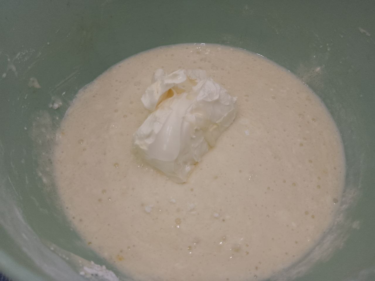 Домашнее печенье к чаю, мягкое и рассыпчатое: Мягкое сливочное масло добавляем в смесь и взбиваем.