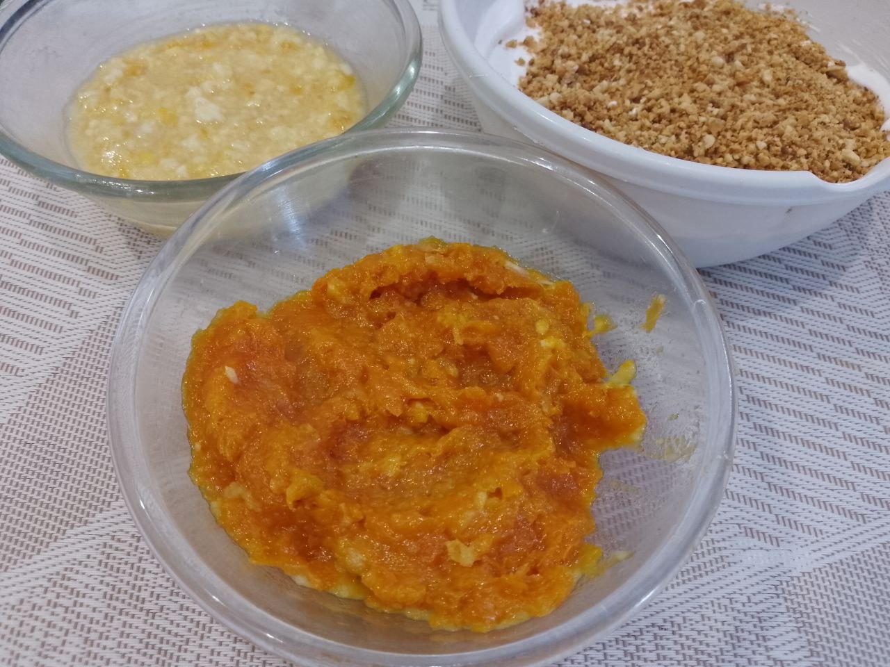 Пирог песочный трехслойный с начинкой из кураги, лимона и орехов