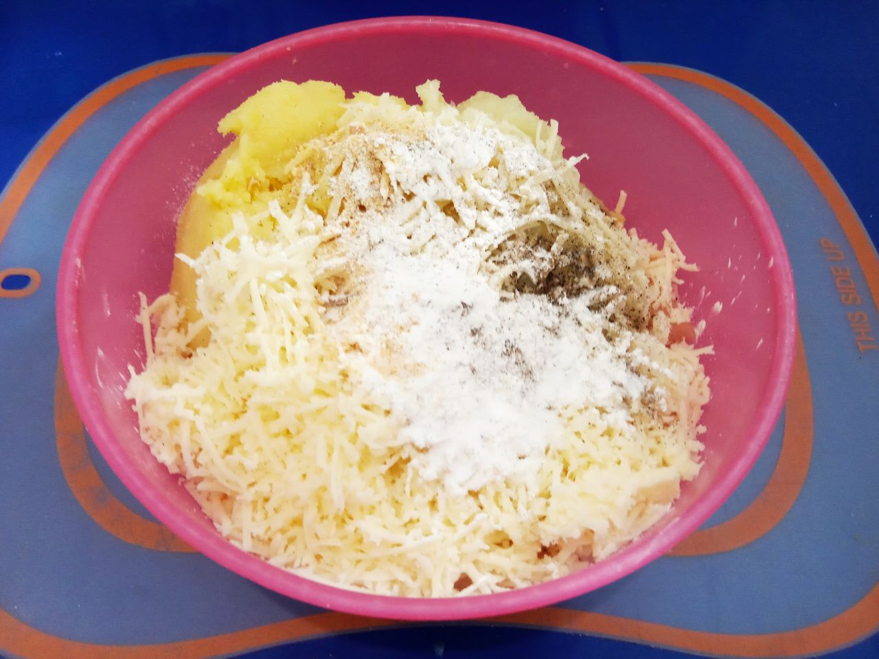 Котлеты из куриного филе, картофеля и сыра, сочные и нежные: Твердый сыр натираем на терке и добавляем в котлетную массу, перемешиваем.