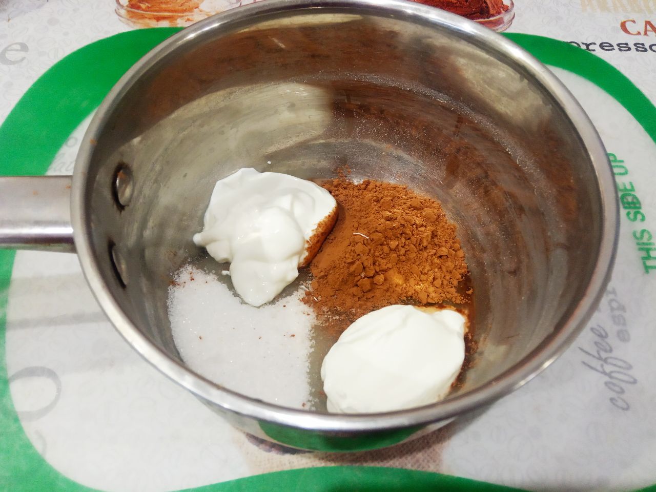 Вафельный торт с вареным сгущенным молоком, просто и вкусно: Для приготовления шоколадной глазури, соединяем в сотейнике сметану сахар и какао.