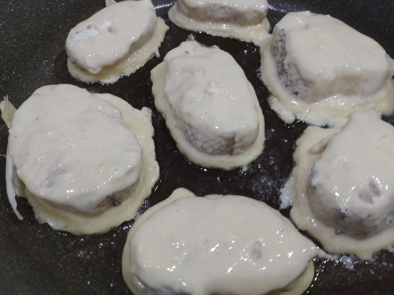 Рыбный стейк в кляре, вкусно и сытно: Укладываем стейки в кляре на сковороду и обжариваем на небольшом огне до золотистой корочки.