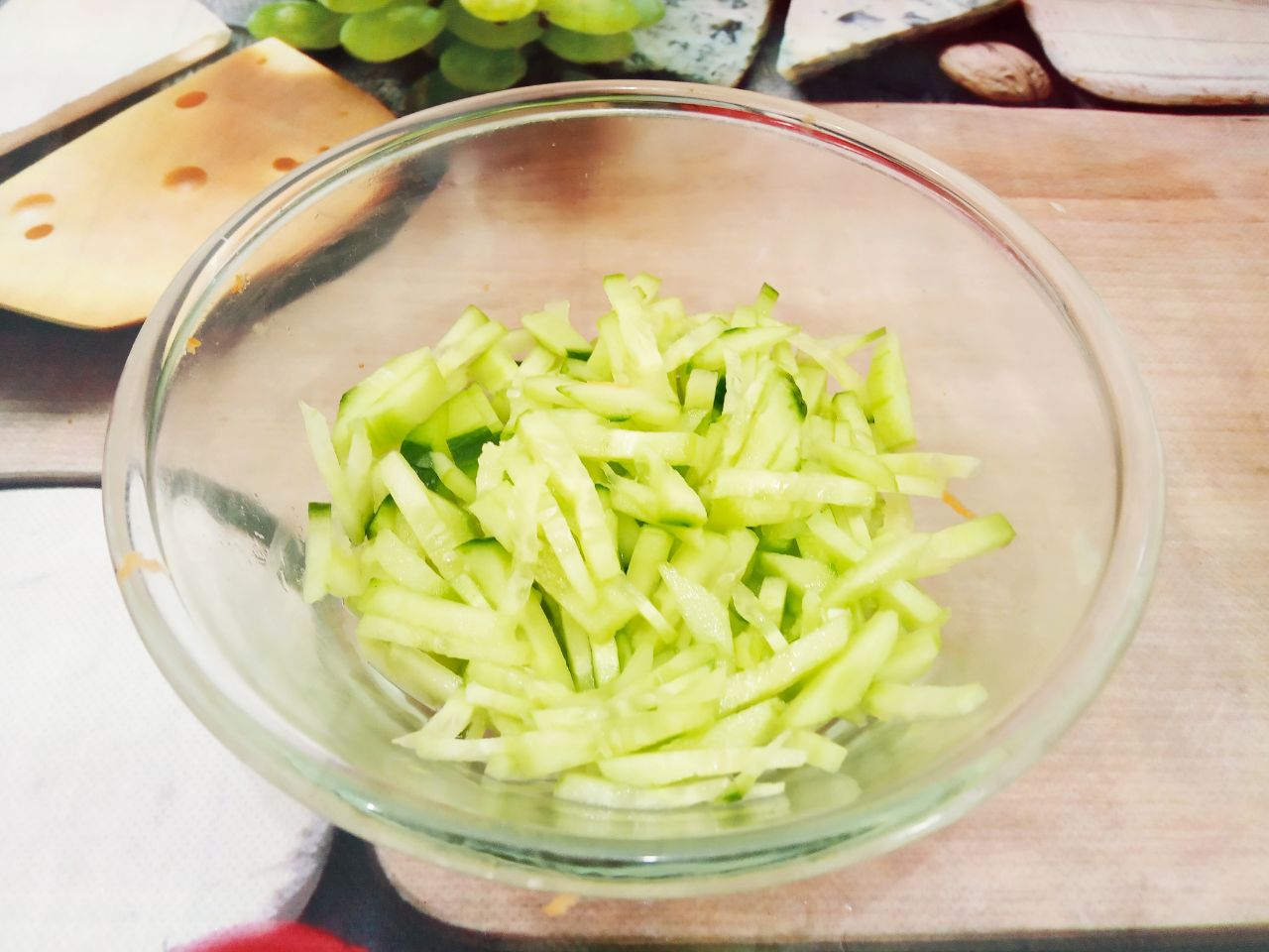 Салат витаминный с редькой, морковью и другими овощами: Огурцы промываем, очищаем кожуру если не тонкая и нарезаем соломкой. Огурец я использовала для салата один,