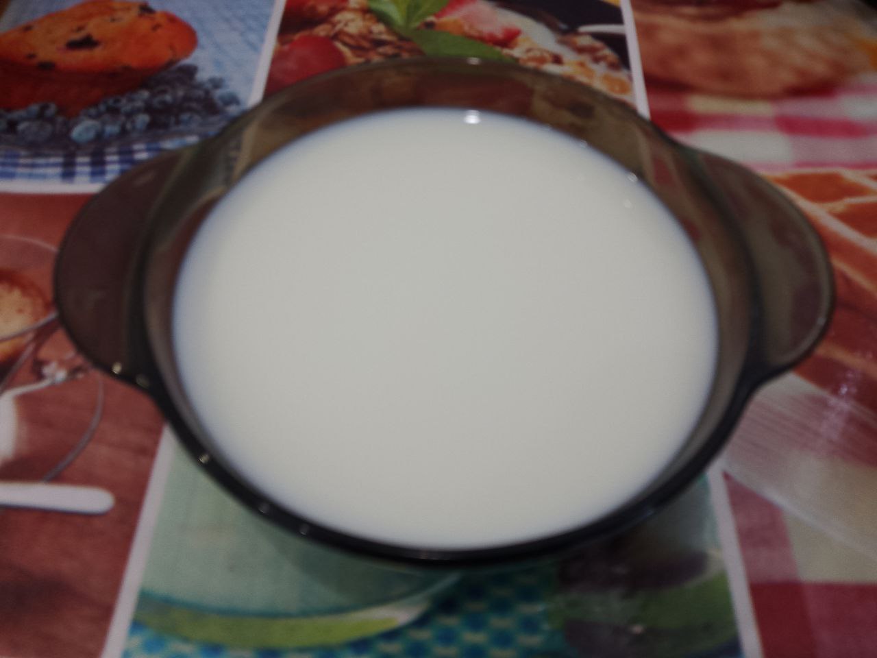 Блины со сливочным маслом, сахаром и ягодами: Муку просеиваем и всыпаем к взбитым яйцам, вливаем теплое молоко. Тесто размешиваем миксером или венчиком для