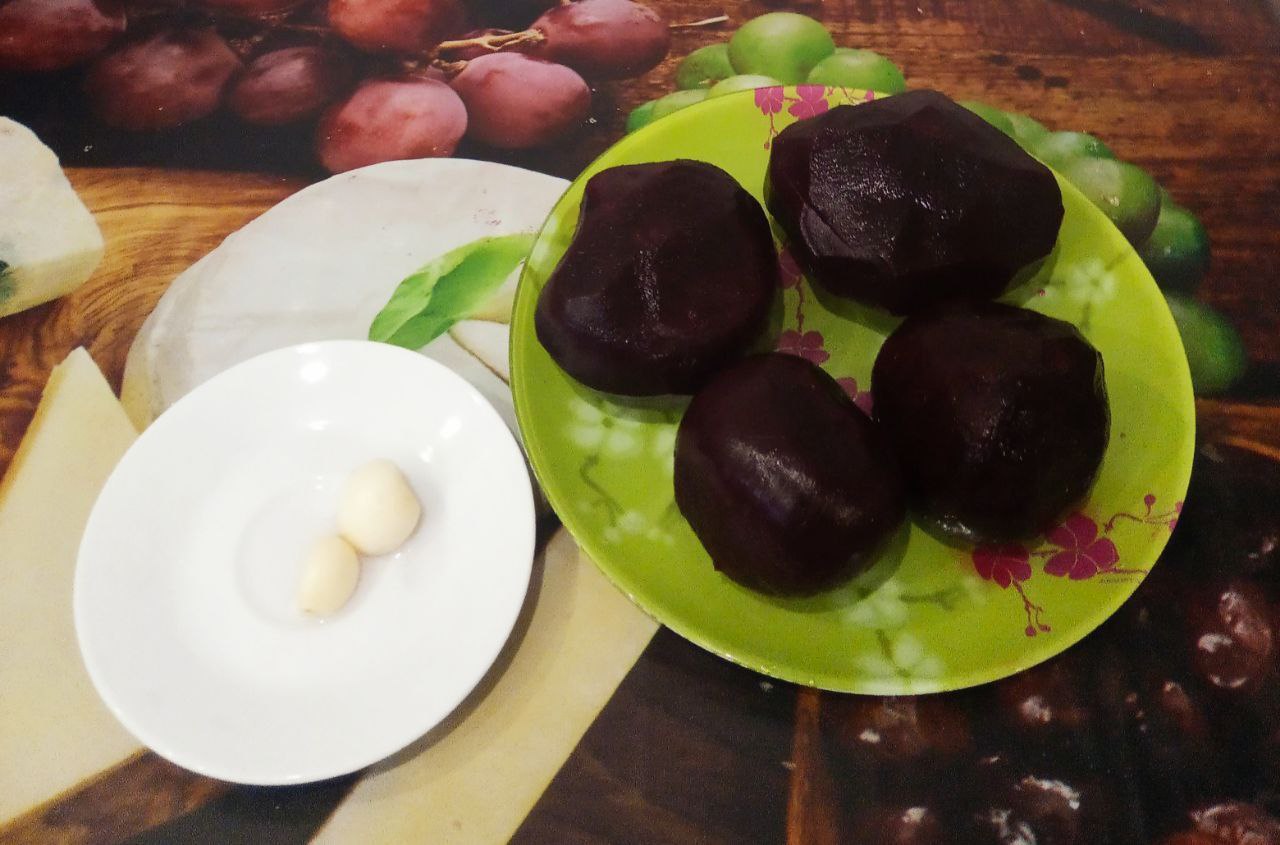 Салат из красной свеклы с чесноком