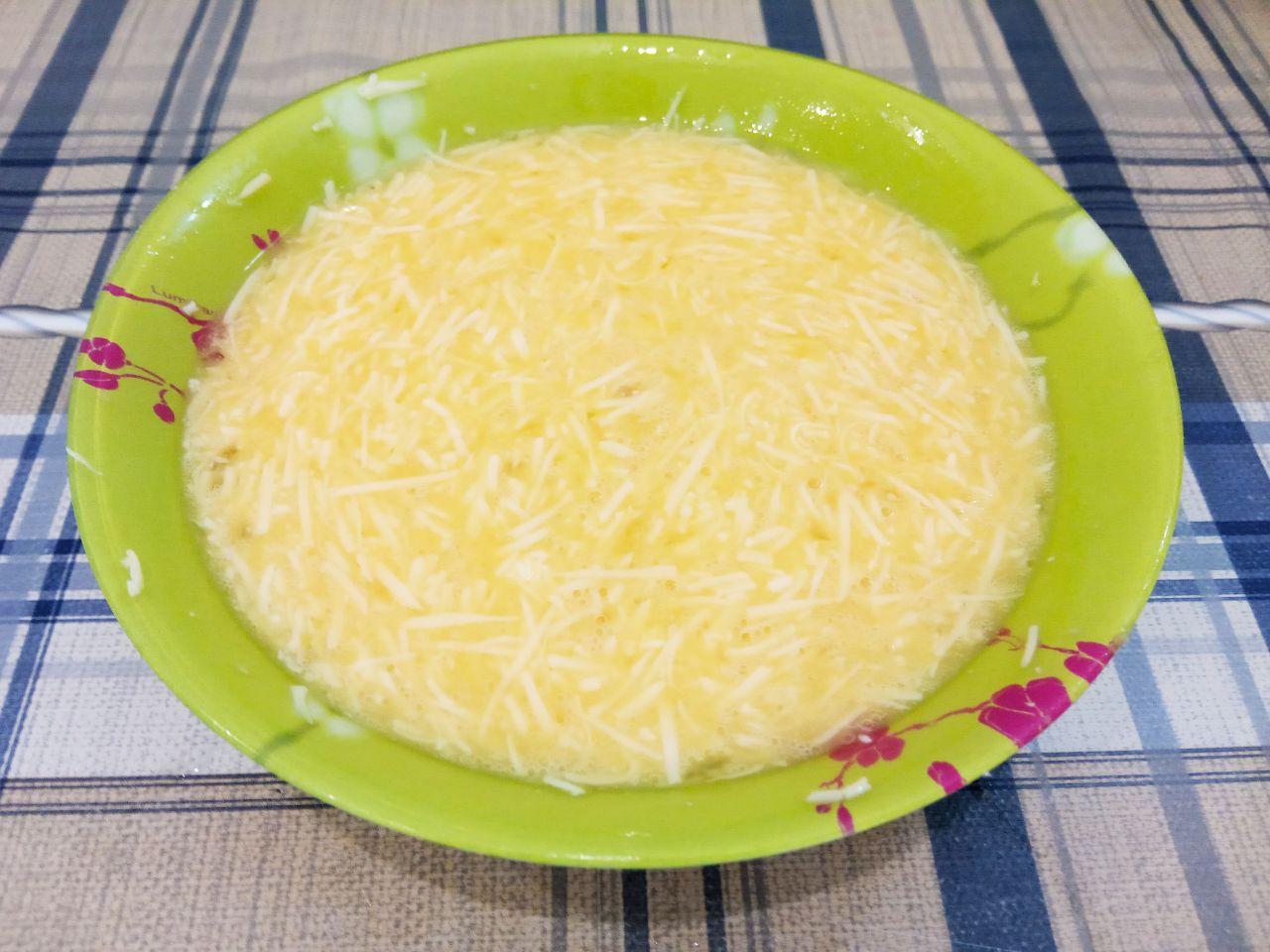 Куриные голени в кляре и сухарях в духовке: Соединяем тертый сыр с яйцами, хорошо размешиваем.