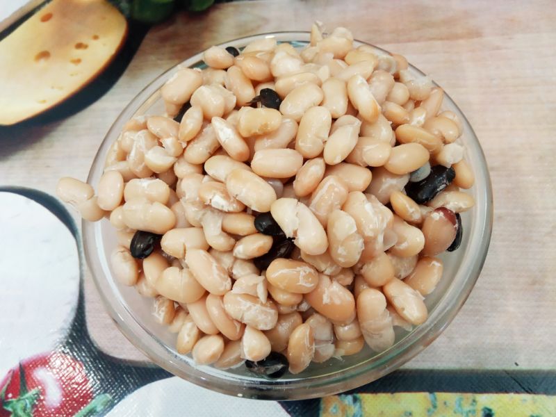 Салат из фасоли, куриного филе и жаренного лука: Фасоль предварительно замачиваем на 5-6 часов, затем отвариваем до готовности, солим в конце варки. Сваренную