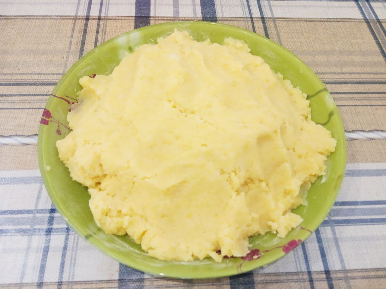 Пирожки с мясной начинкой из картофельного дрожжевого теста, жареные на сковороде: Воду сливаем и в горячем виде картофель разминаем и охлаждаем.