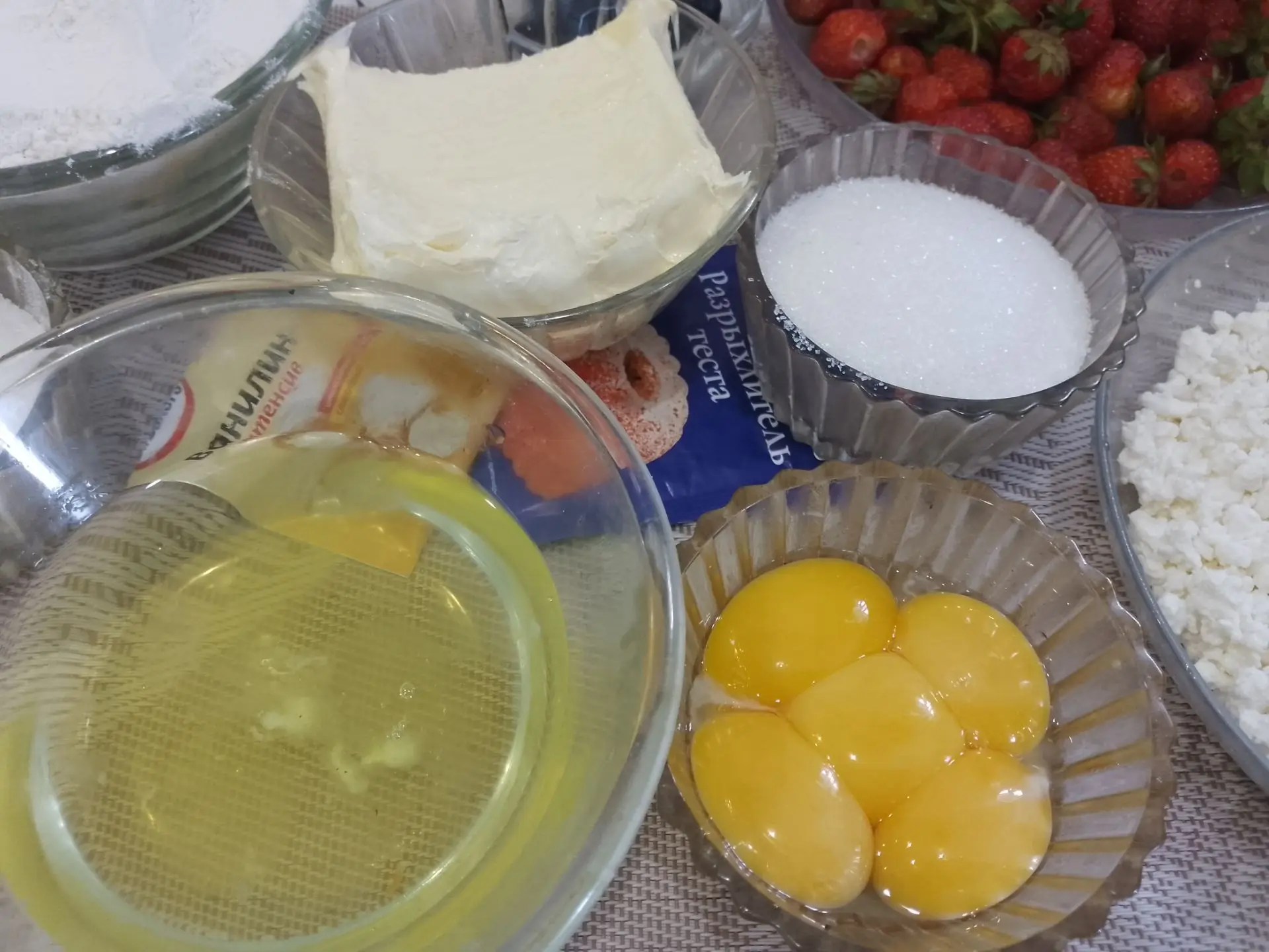 Песочный пирог с начинкой из творога, взбитых белков и ягод клубники