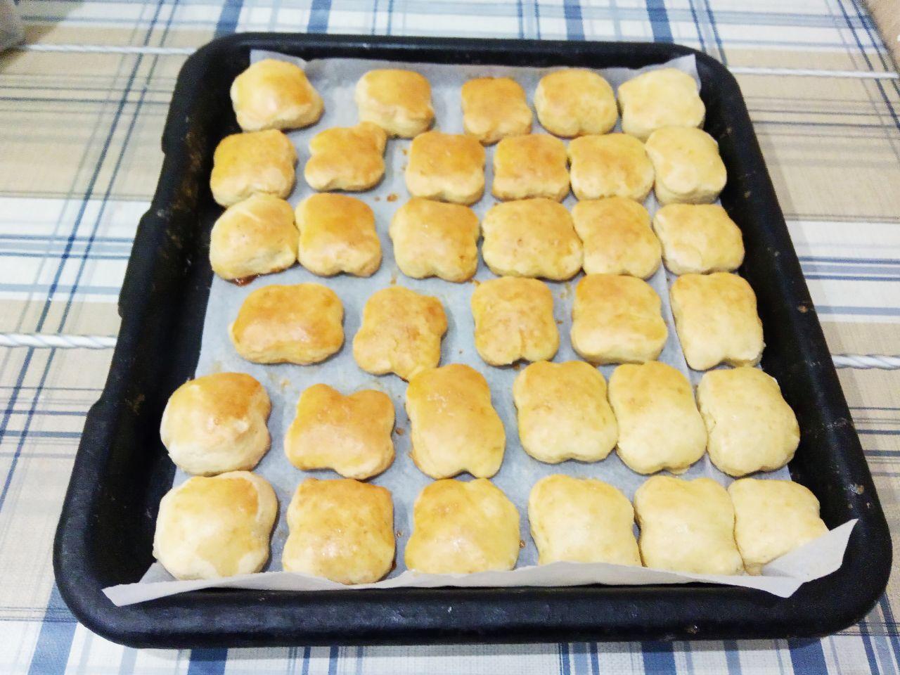 Печенье домашнее к чаю, мягкое и вкусное: Духовку разогреваем до 170-180 С и ставим печенье для выпекания. Печенье выпекаем до готовности.