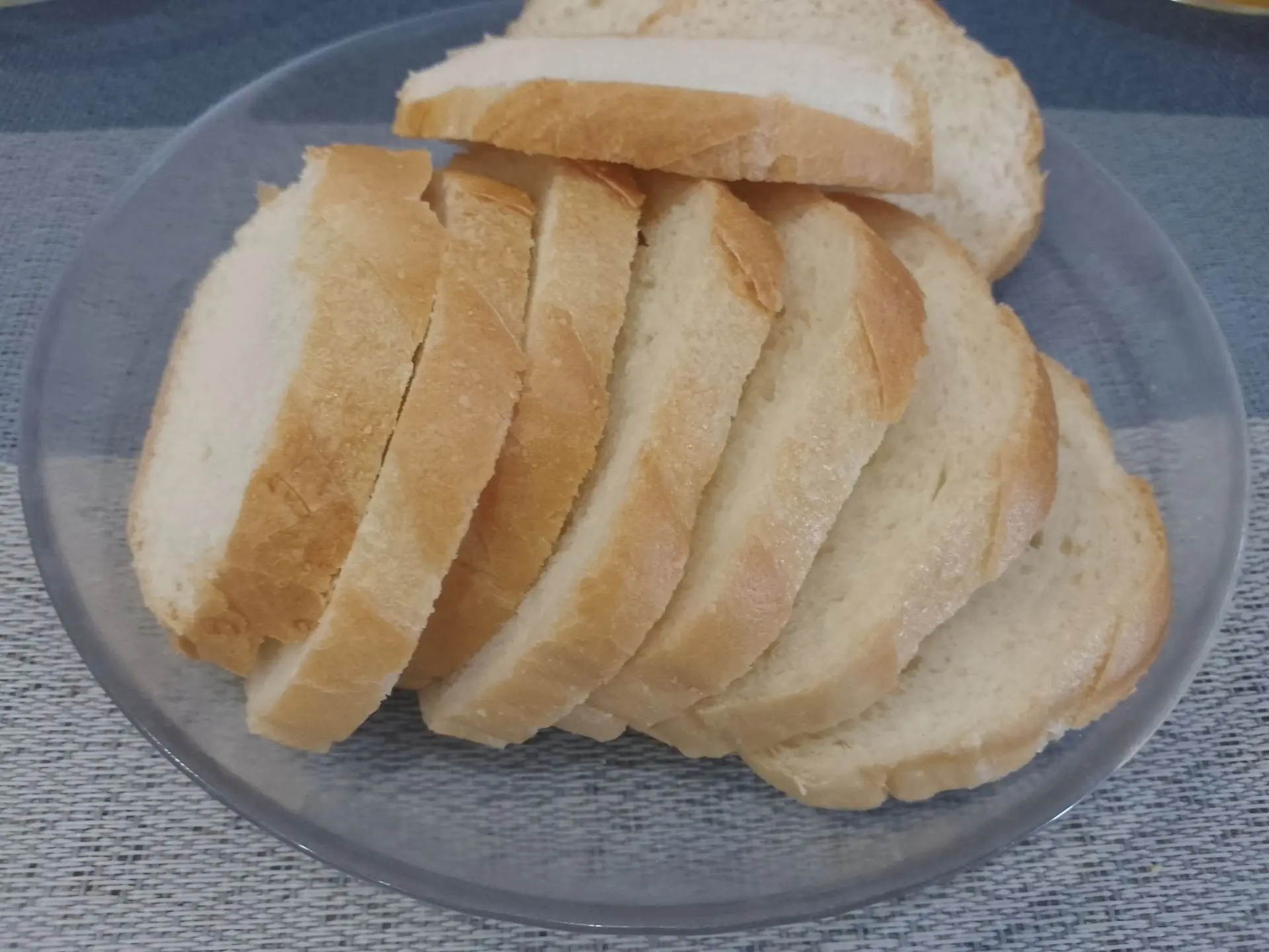 Горячие бутерброды в духовке, вкусно и быстро: Батон разрезаем на ломтики или используем уже нарезанный батон.