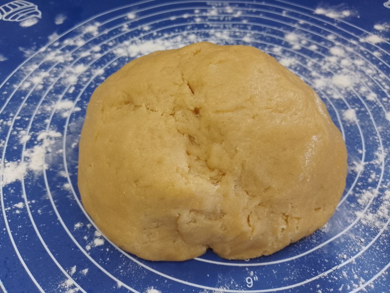 Песочное печенье с белковой начинкой, дополненной крахмалом и кокосовой стружкой: Тесто выкладываем на рабочую поверхность  и раскатываем тонким листом.