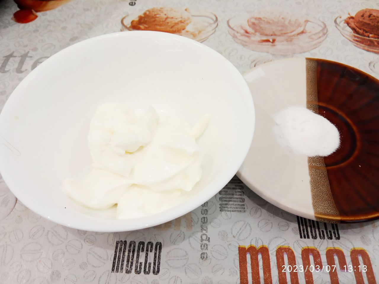 Творожная запеканка на манной крупе и крахмале: Сметану соединяем с содой, перемешиваем.