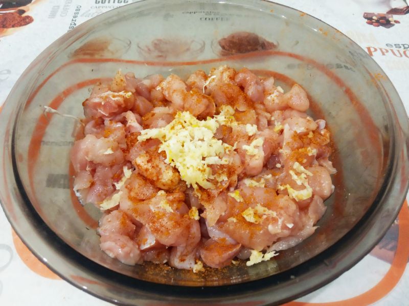 Запеченный рулет из куриного мяса со специями: Добавляем к кусочкам мяса соевый соус, перец и соль по вкусу, паприку по вкусу и чеснок. Тщательно кусочки