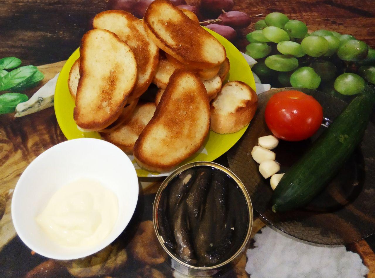 Аппетитные гренки со шпротами, огурцами и помидорами, просто и вкусно