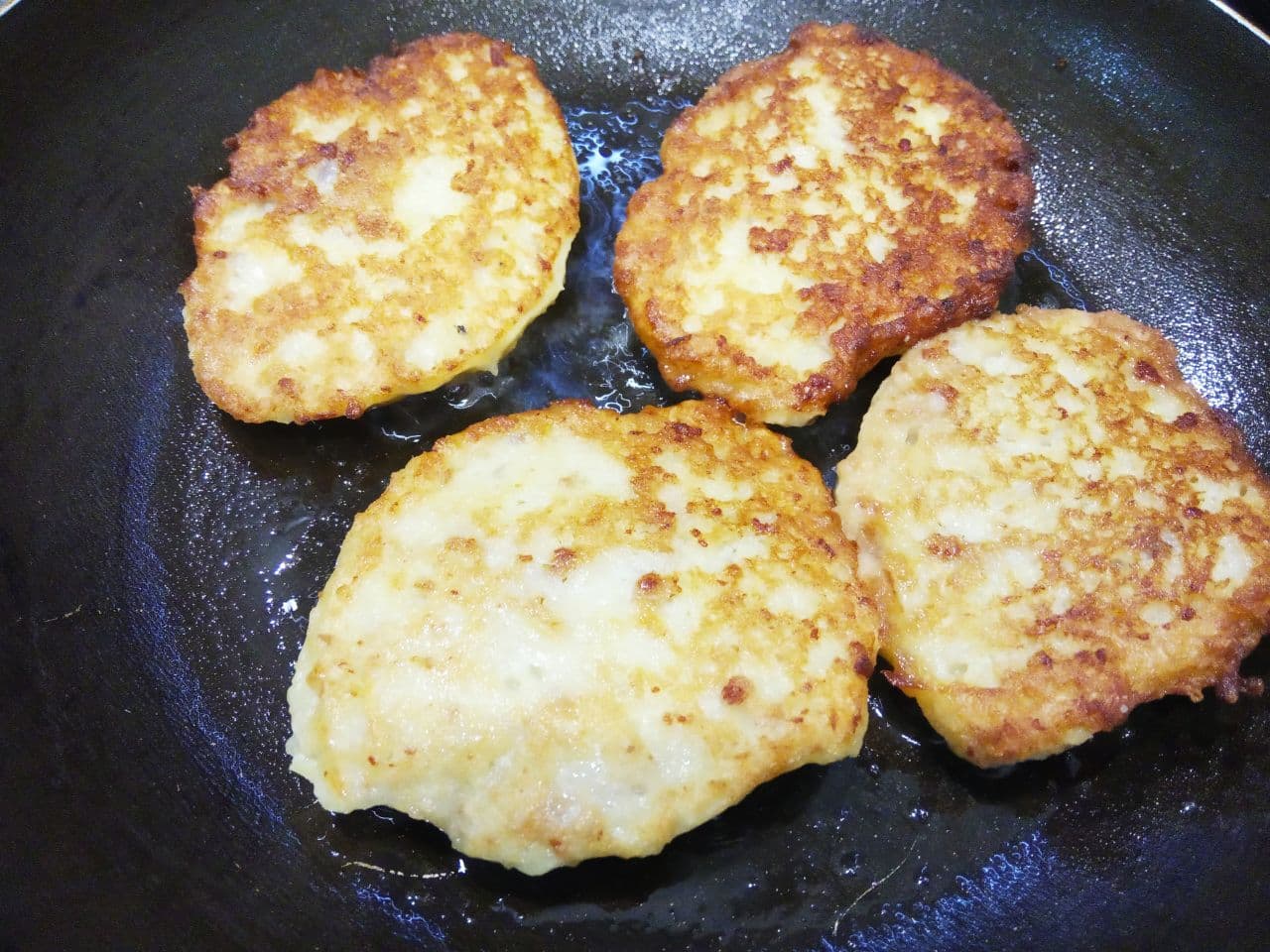 Оладьи из натертого сырого картофеля с фаршем и луком, вкусно и сытно: Обжариваем оладьи с двух сторон до золотистого цвета, накрываем сковородку крышкой и на медленном огне