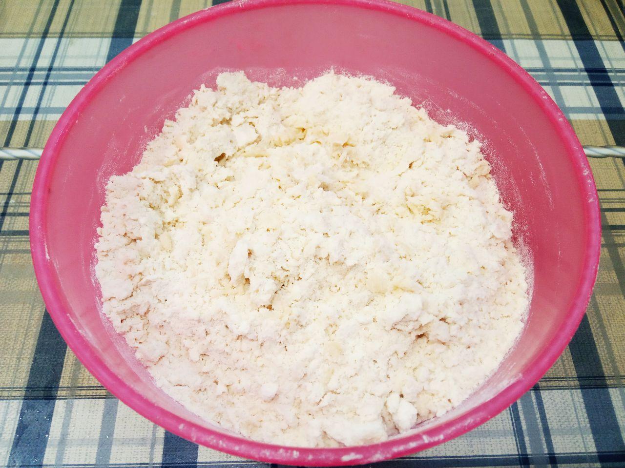 Печенье рулетики к чаю, вкусно и просто: Яйца разделяем на желтки и белки. К желткам добавляем сахар, ванильный сахар и растираем.