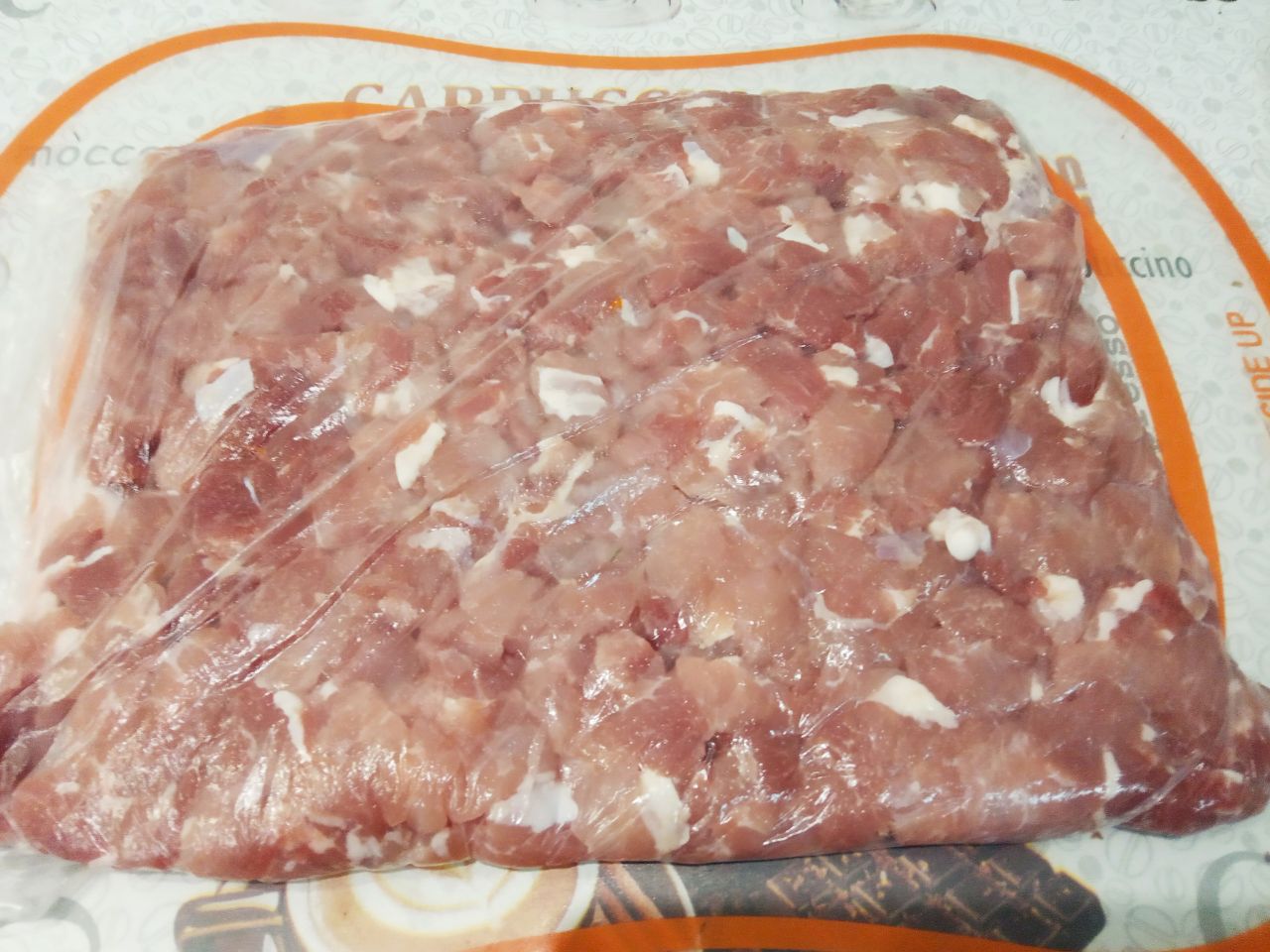 Рулет из свинины со специями, запеченный в духовке: Измельченное мясо накрываем пленкой или пергаментом и слегка отбиваем.