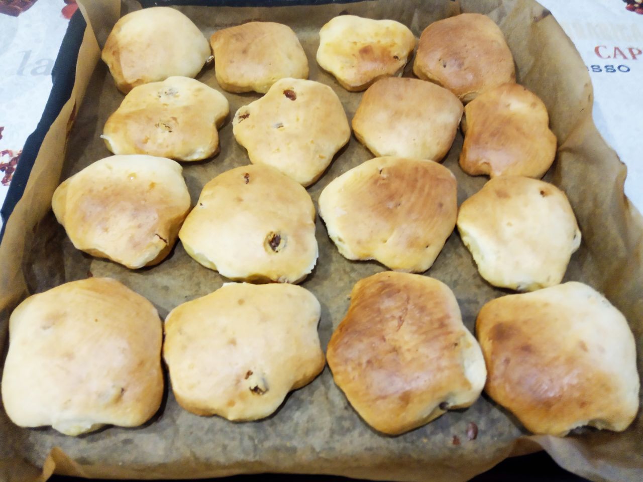 Простой рецепт пряников на кефире с изюмом, просто и вкусно: Духовку заранее разогреваем до 180 С, ставим противень с пряниками для выпекания. Выпекаем пряники до