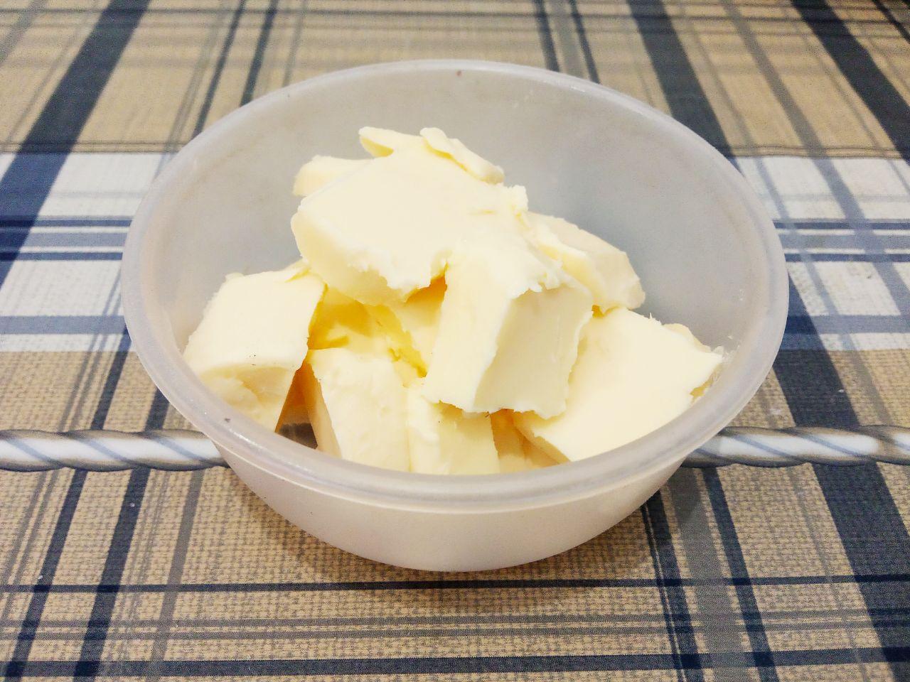 Рецепт печенья на растительном масле с ореховой крошкой: Кладем измельченное мягкое сливочное масло.