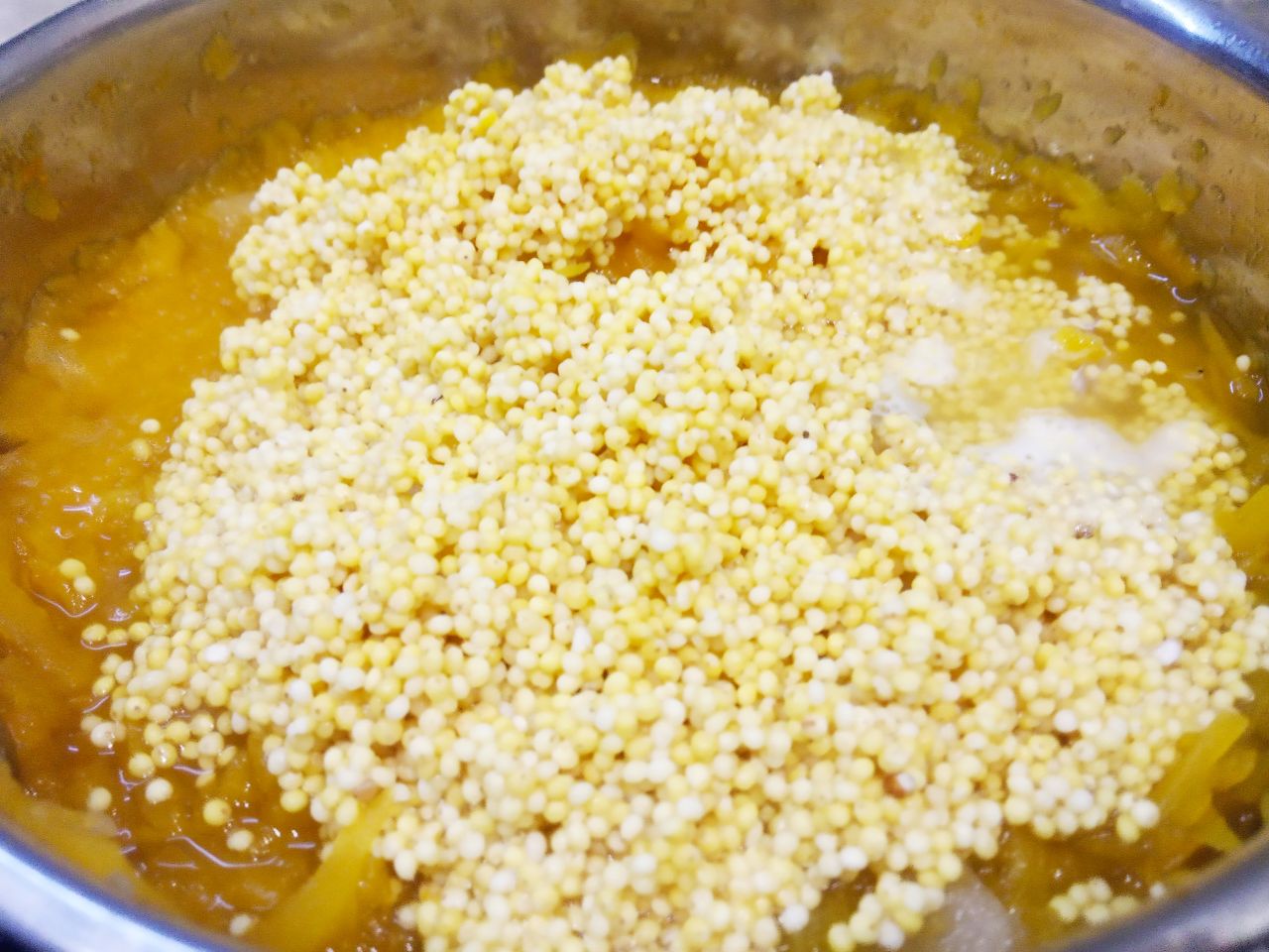 Тыквенная каша с пшеном и яблоками: Добавляем пшено, молоко, соль и сахар по вкусу, размешиваем и доводим до кипения. Молока я добавляю по