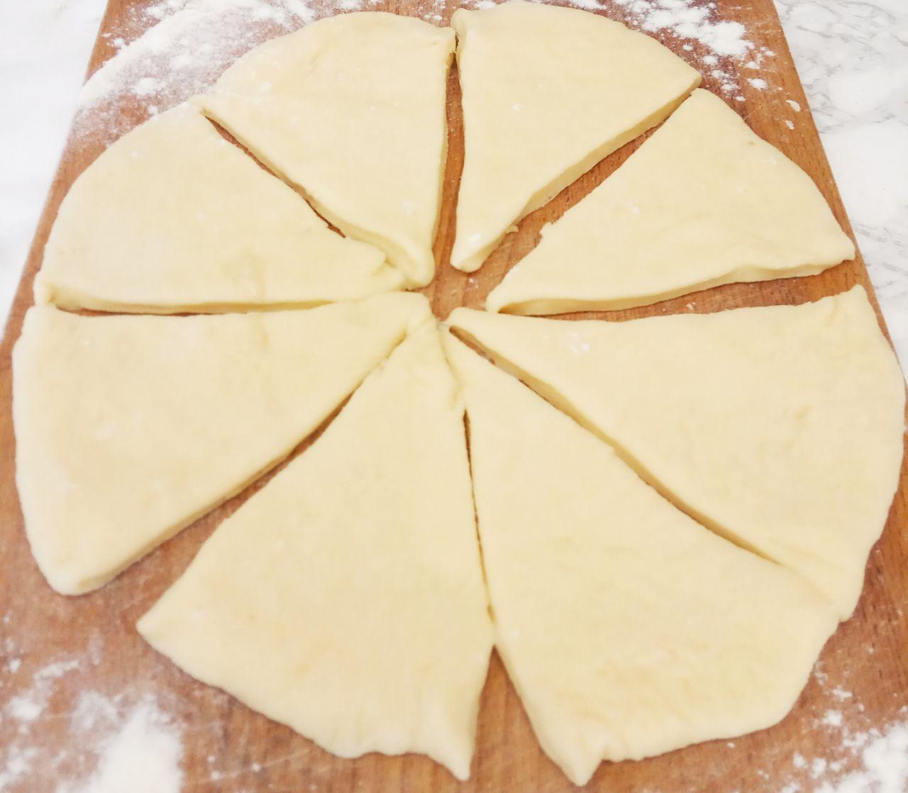 Воздушные и аппетитные рогалики с черносливом или курагой, просто и вкусно: Каждую часть раскатываем тонким листом и разрезаем на 8 уголков.