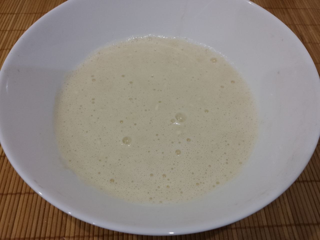 Филе минтая в кляре, простое и вкусное блюдо: Вливаем молоко и размешиваем до однородного состояния. Кляр должен получится не очень жидким.