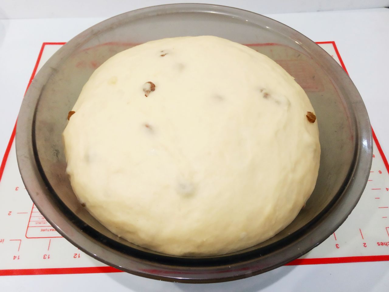 Булочки с изюмом, воздушные и мягкие: Тесто накрываем и ставим в теплое место для подъема.