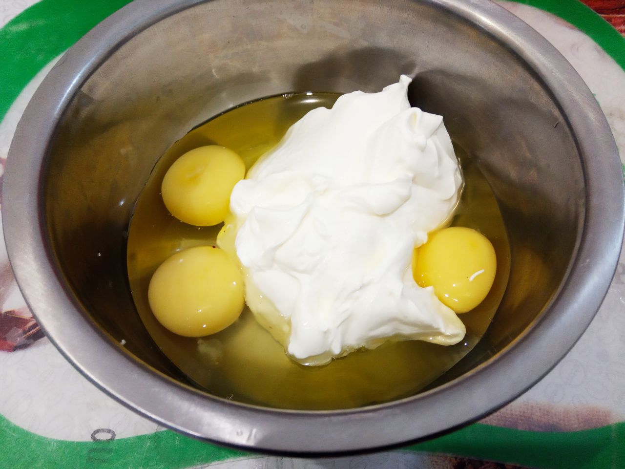 Рецепт домашнего сыра, просто и вкусно: Пока молоко подогревается, яйца разбиваем в чашу, добавляем сметану, соль и соду, размешиваем венчиком.