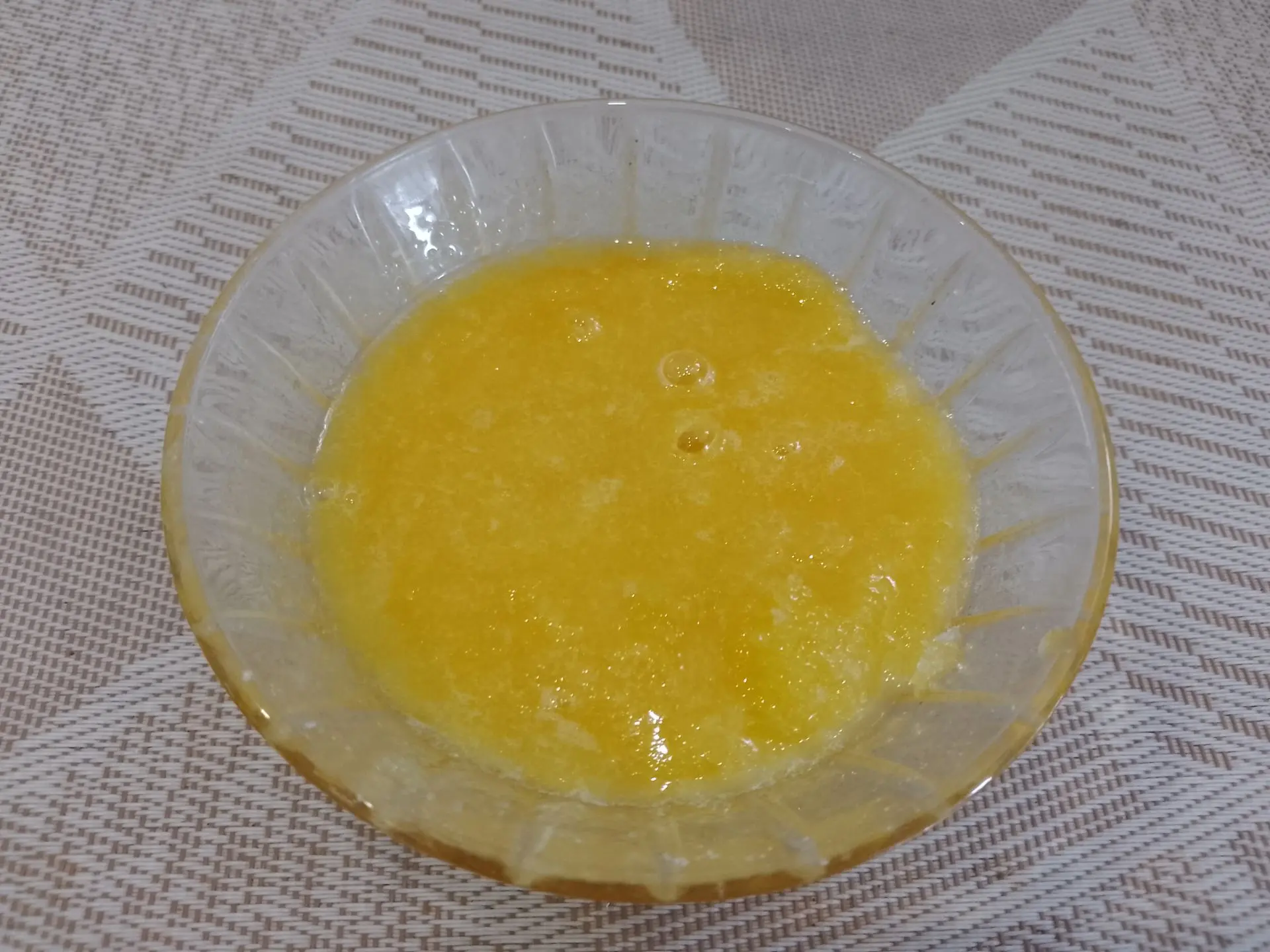 Песочный пирог с начинкой из ягод клубники и взбитых белков: В желтки добавляем сахар и ванилин по вкусу, растираем.