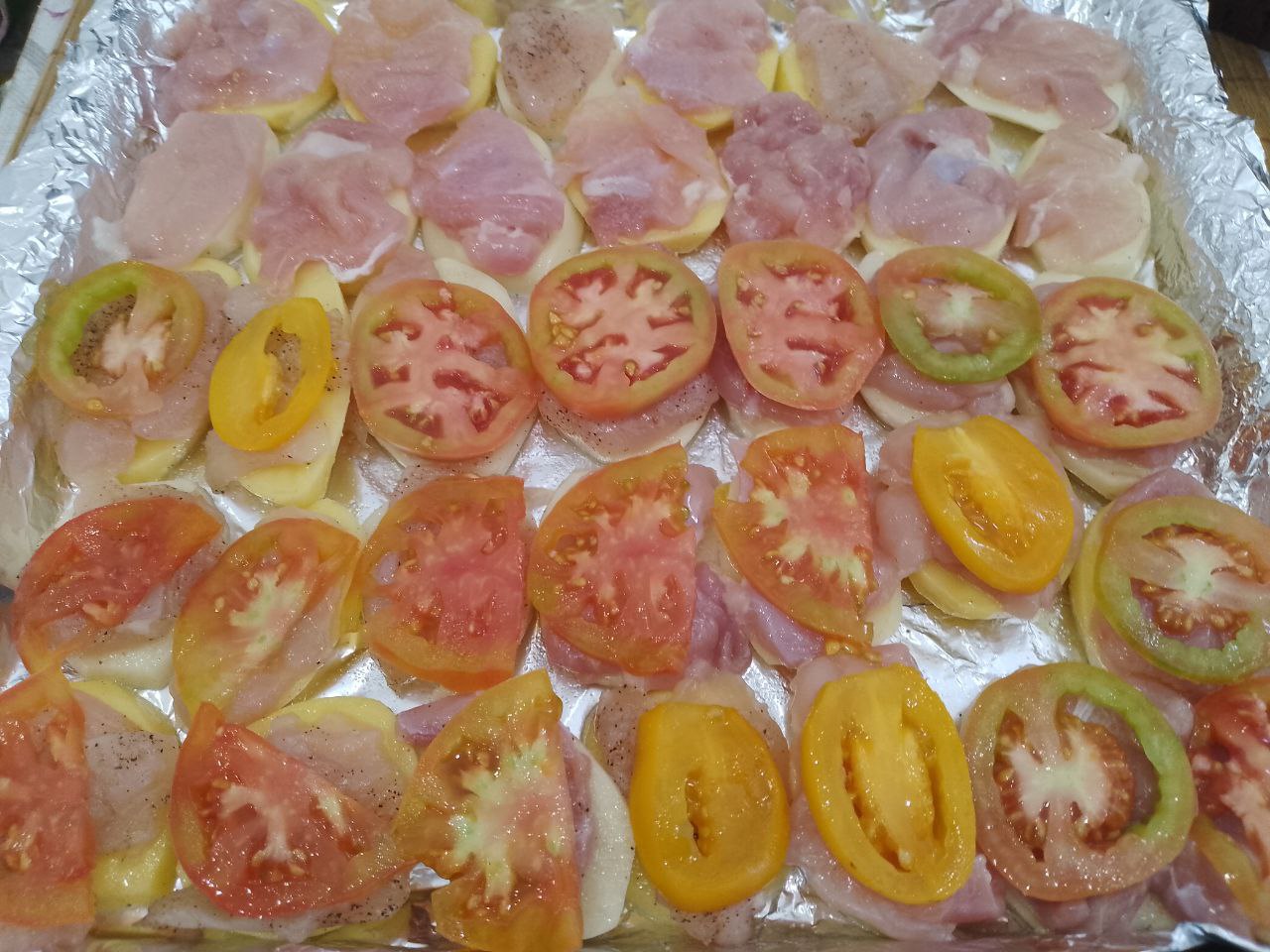 Картофель с мясом, помидорами и сыром запеченный в духовке: На филе кладем ломтики помидоров и смазываем майонезом или сметаной по своему вкусу.