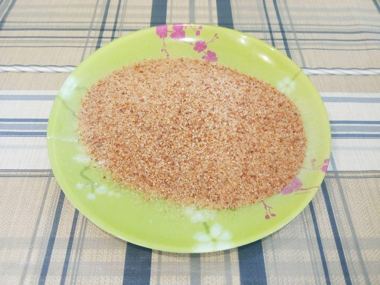 Куриные бедрышки жареные в духовке в кляре и сухарях: Панировочные сухари насыпаем в тарелку.