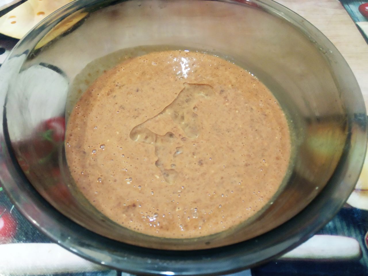 Простой рецепт торта из печени, сыра, лука и моркови: Добавляем в печеночное тесто растительное масло и перемешиваем.