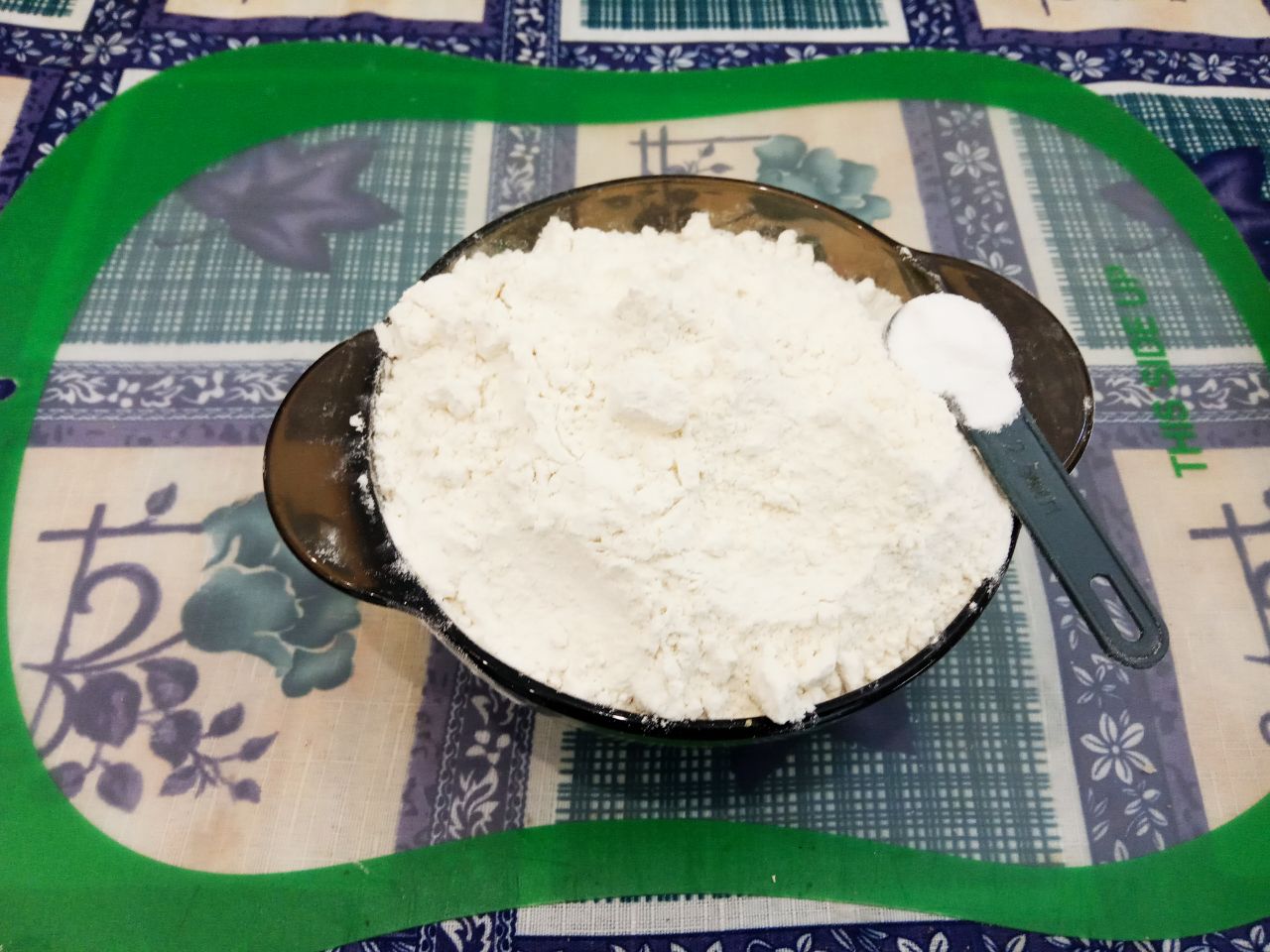 Печенье с орехами подсушенное в духовке, рассыпчатое и хрустящее: Муку смешиваем с содой и просеиваем через мелкое сито.