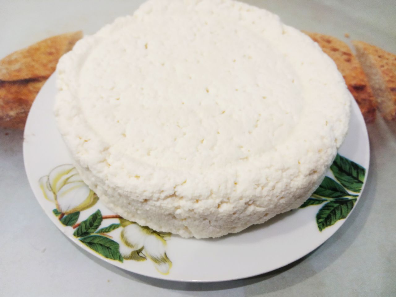 Рецепт домашнего сыра, просто и вкусно: Выкладываем сыр из марли на тарелку.