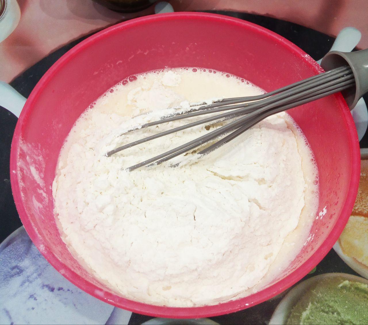 Простой рецепт яблочной шарлотки на кефире, быстро и вкусно: Муку просеиваем через мелкое сито и частями добавляем в тесто, размешиваем до однородного состояния. Если