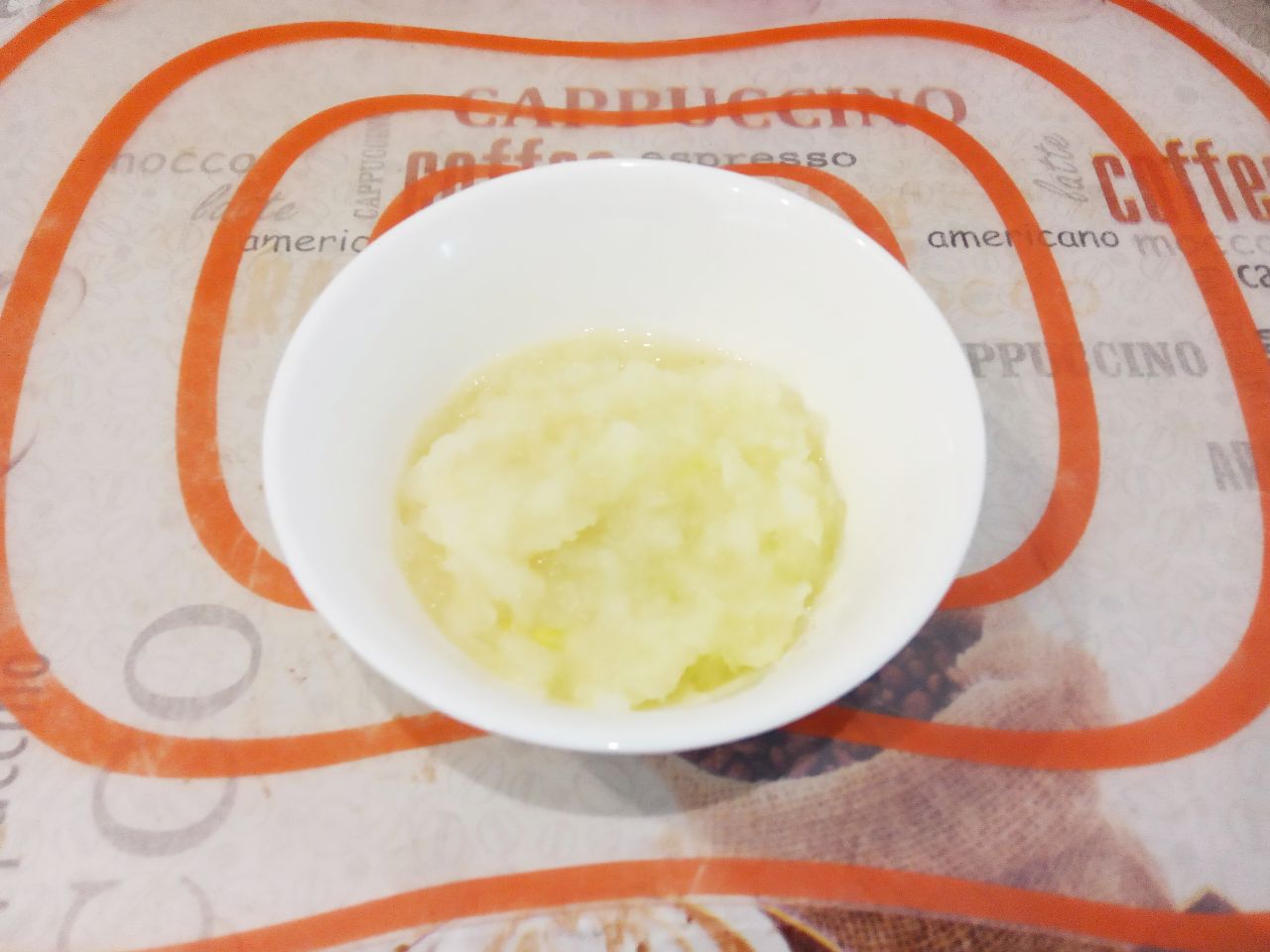 Котлеты гороховые с мясом, сочные и нежные: Лук очищаем от шелухи, промываем и пропускаем через мясорубку или натираем на терке.