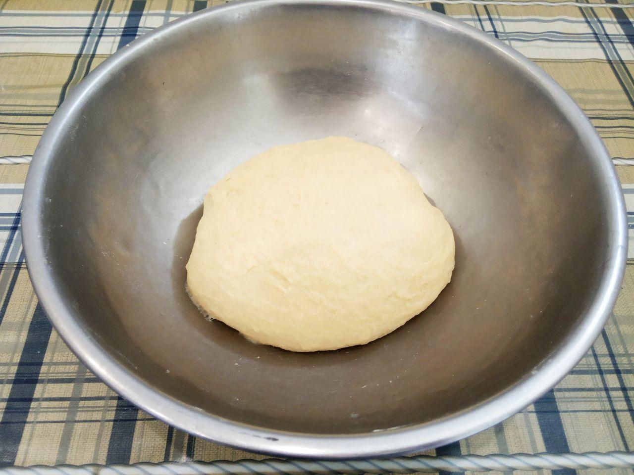 Булочки с шоколадной крошкой из дрожжевого теста на желтках: Кладем измельченный маргарин и частями оставшуюся муку замешиваем мягкое и нежное тесто.